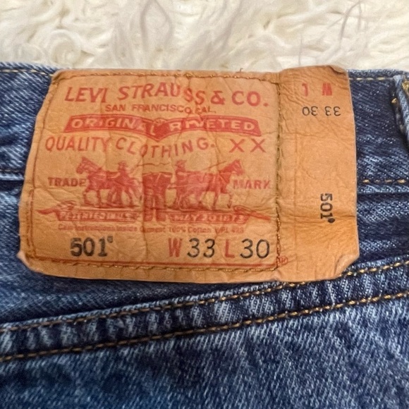 Levi’s 501 Women’s Red Tag Blue Denim Cut Off Shorts Size 30 - Picture 3 of 4